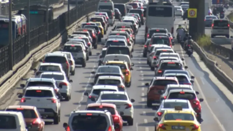 İstanbul'da Haftanın İlk İş Günü Trafik Yoğunluğu Yüzde 67'ye Ulaştı