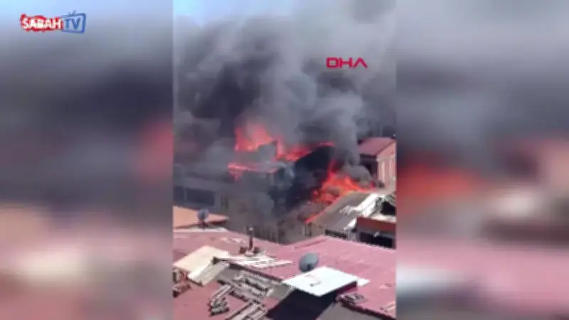 Sultangazi'de 4 katlı binanın çatısında yangın: Alevler yandaki apartmana sıçradı