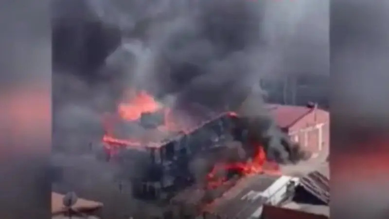 Sultangazi'de yangın: 4 katlı binanın çatısından alevler yandaki apartmana sıçradı