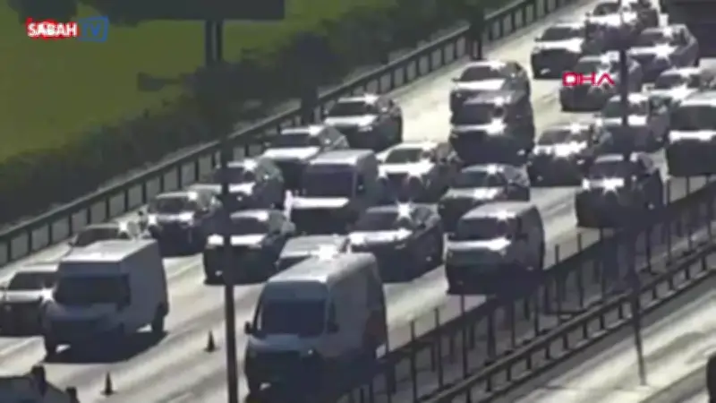 TEM Otoyolu'nda Araç Takla Attı: Trafik Yoğunluğu Oluştu