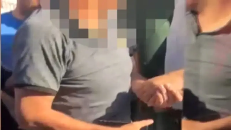 Tramvayda Taciz İddiası: Yolcular Dövdü, Polise Teslim Etti