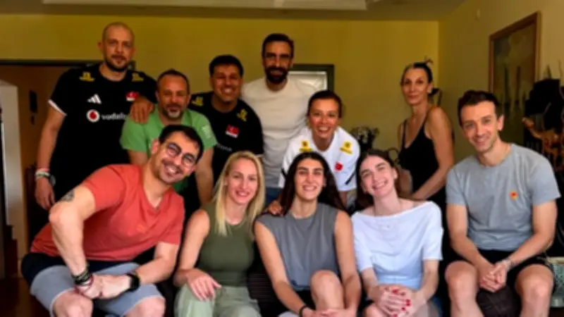 TVF Heyeti ve Milli Takım Oyuncuları Karmen Aksoy'u Ziyaret Etti