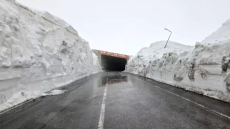 Van-Bahçesaray Yolu 6 Ay Sonra Kontrollü Olarak Ulaşıma Açıldı
