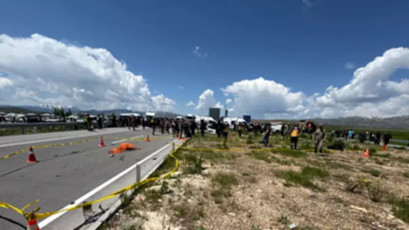 Van'da pikap ile hafif ticari araç çarpıştı: 4 ölü, 2 yaralı