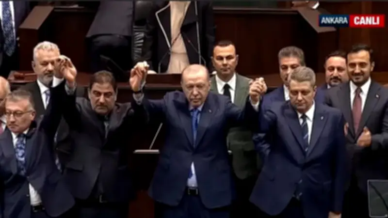 İYİ Parti'den istifa eden Ersin Beyaz AK Parti'ye katıldı, rozetini Erdoğan taktı
