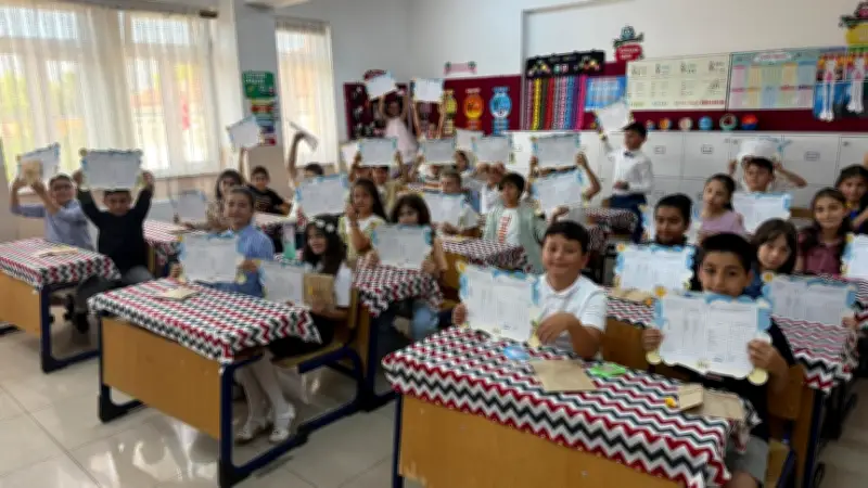 Yaklaşık 18 Milyon Öğrenci Yarın Karne Alarak Yaz Tatiline Giriyor