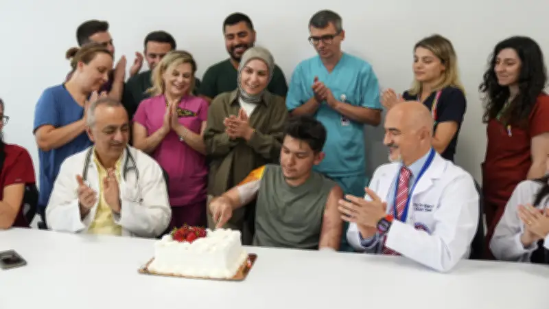 Yanan otobüsten kurtulan Erenay, 18. yaş gününü hastanede kutlayarak taburcu oldu
