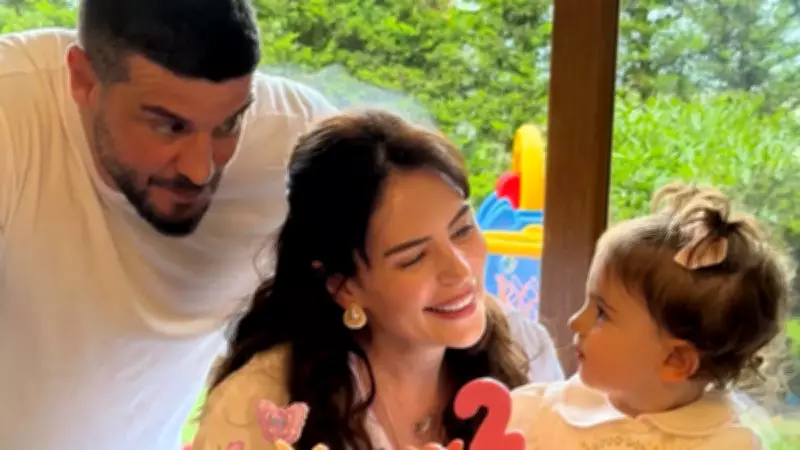 Yıldız Çağrı Atiksoy ve Berk Oktay, kızları Mira Milena'nın 2. yaş gününü kutladı