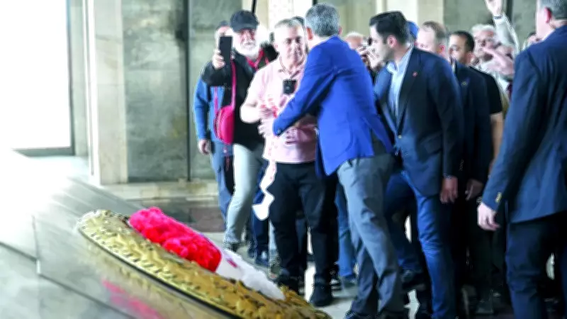 Özel'in Anıtkabir'de çelenk gerginliği