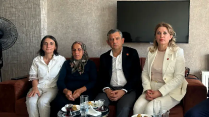 Özgür Özel, Gülistan Doku’nun ailesini Diyarbakır'da ziyaret etti
