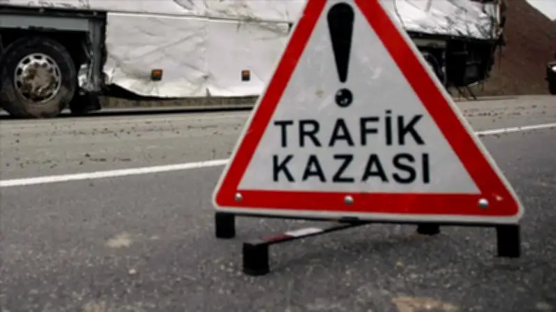 İzmir Bergama'da itfaiye aracı devrildi: 2 yaralı