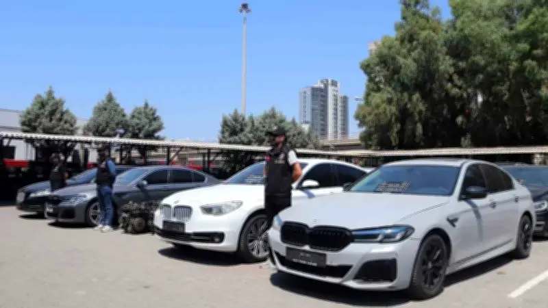 İzmir'de 8 Şüpheliye Çalıntı Araç Operasyonu: 14 Lüks Otomobil Ele Geçirildi