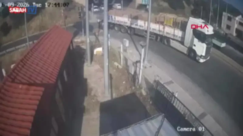 İzmir'de TIR'a çarpan otomobil sürücüsü öldü, kaza anı kamerada