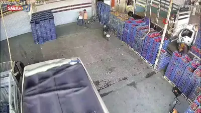 Adana'da Kontrolden Çıkan Kamyonet İş Yerinde Oturan Kişiye Çarptı