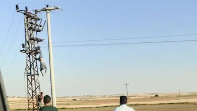 Şanlıurfa'da elektrik akımına kapılan işçi direkte asılı kaldı