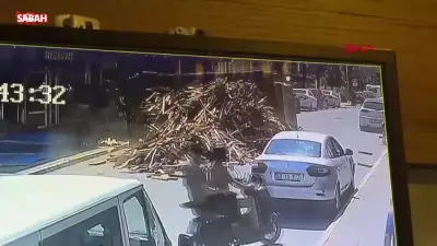 Avcılar'da odun yüklü kamyon devrildi: O anlar kamerada