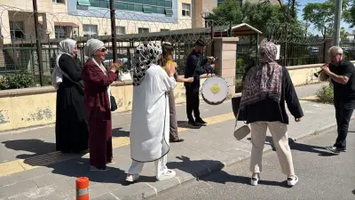 Diyarbakır'da Boşanma Sonrası Kadın Halay Çekti, Eşi Bağlama Çaldı