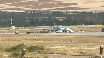 Gaziantep Havalimanı'nda iniş yapan uçağın lastiği patladı, mürettebat tahliye edildi