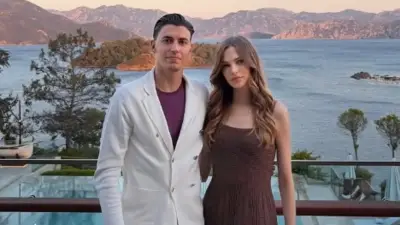 Milli kaleci Berke Özer, Fransız model sevgilisi Gloria Dinov ile görüntülendi