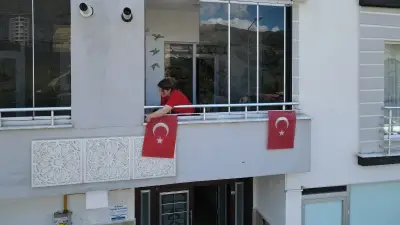Milli Takım'a Destek İçin Bayrak Dağıtımı