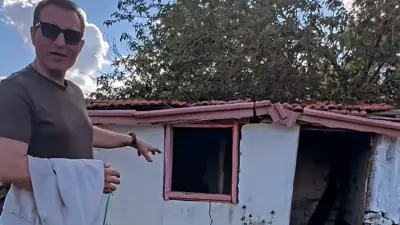 Rafet El Roman çocukluk evini yeniden inşa ediyor