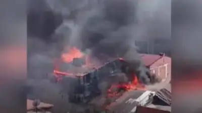 Sultangazi'de yangın: 4 katlı binanın çatısından alevler yandaki apartmana sıçradı