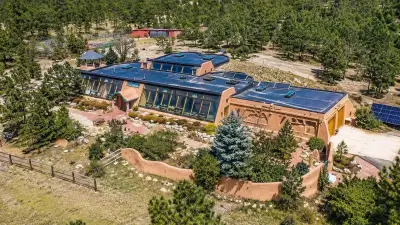 Teneke Kutu ve Çamurla Yapılan Malikane Zenginleri Peşinden Koşturuyor