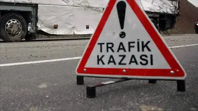 İzmir Bergama'da itfaiye aracı devrildi: 2 yaralı