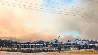 İzmir Dikili'de Korkutan Yangın: Alevler Yerleşim Yerlerine Ulaştı