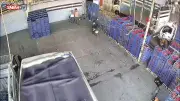 Adana'da Kontrolden Çıkan Kamyonet İş Yerinde Oturan Kişiye Çarptı