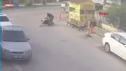 Adana'da yolda yürüyen kadının başına sineklik düştü, yaralandı