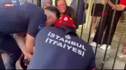 Avcılar'da Parmağı Demir Kapıya Sıkışan Kadını İtfaiye Kurtardı