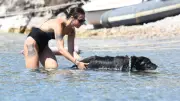 Birce Akalay, Bodrum'da sağlık sorunlu köpeğine denizde egzersiz yaptırdı