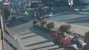 Bisikletli Çocuklar Otobüsün Altında Kalmaktan Son Anda Kurtuldu