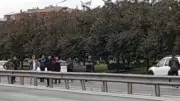 Büyükçekmece'de D-100'de bıçaklı şahıs polisi harekete geçirdi, trafik yoğunluğu oluştu