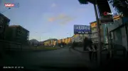 Erzurum'da kontrolden çıkan araç kaldırımdaki gençlere çarpmadan durabildi