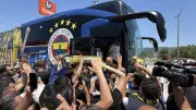 Fenerbahçe'ye Düzce'de coşkulu karşılama: Meşaleler ve tezahüratlar