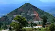 Gunung Padang Piramidi: 25.000 Yıllık Yapı Doğal Oluşum mu?