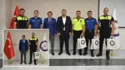 Hatay Emniyet Müdürü LGS'de geç kalan öğrenciyi yetiştiren polisleri kabul etti