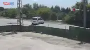 Hatay'da motosiklet hafif ticari araca çarptı: 2 kişi metrelerce havaya uçtu