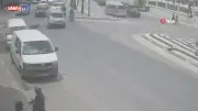 Karaman'da hafif ticari araçla motosiklet çarpıştı: 2 yaralı, kaza anı kamerada