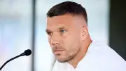 Lukas Podolski Fenerbahçe eşleşmesi sonrası emeklilik kararını değiştirdi!