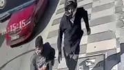 Mersin'de kasklı 2 şüpheli, bir kişinin yüzüne sprey sıkarak 250 bin dolar gasp etti