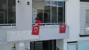 Milli Takım'a Destek İçin Bayrak Dağıtımı