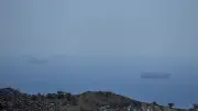 İran'dan Hürmüz Boğazı'nda gemilere uyarı atışı