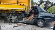 Samsun Bafra'da park halindeki TIR'a çarpan otomobilde 2 kişi öldü