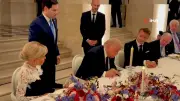 Trump İran Anlaşmasını Versay'da Macron'un Yanında İmzaladı