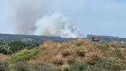 İzmir'de Çöplükten Sıçrayan Yangın Makilik Alana Yayıldı, Ekipler Müdahale Ediyor