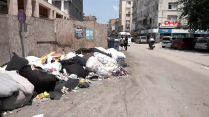 Adana Saydam Caddesi'nde tekstil atıkları tepki çekiyor