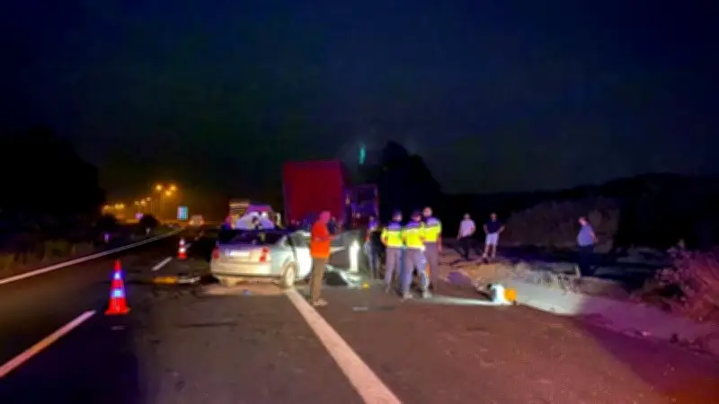 Adana'da TIR'a Çarpan Otomobil Hurdaya Döndü: 2 Kişi Hayatını Kaybetti